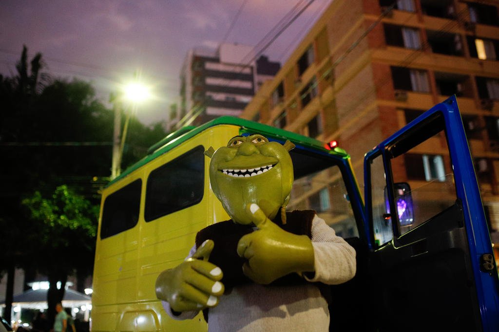 Vaca de tênis, Shrek de pantufa e Homem-Aranha dançarino animam os passeios  noturnos do Dindinho em Torres – TV Nativoos